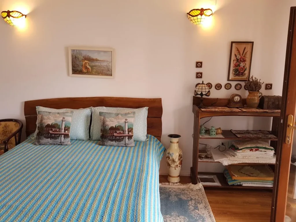 Dormitor rustic cu mobilier vintage și decorațiuni.