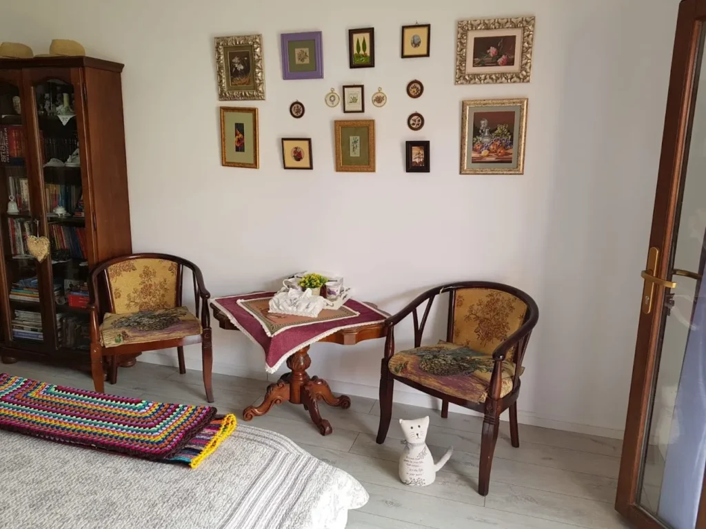 Cameră cu mobilier vintage și decor de perete.