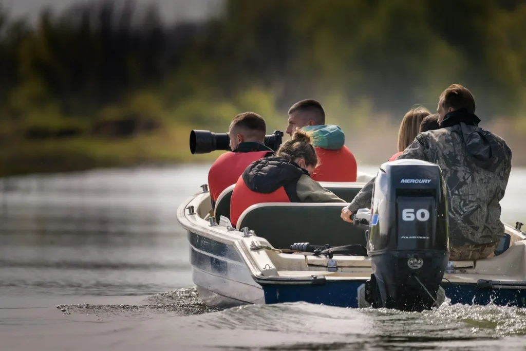Excursie cu barca pe lac, vedere din spate.